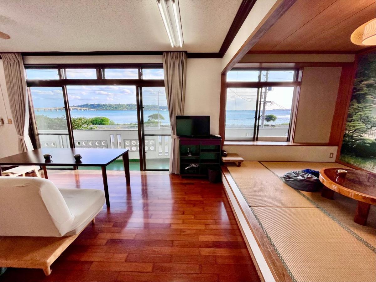 バーベキューもできる! 海と浜比嘉大橋を一望できる宿 Henza 외부 사진